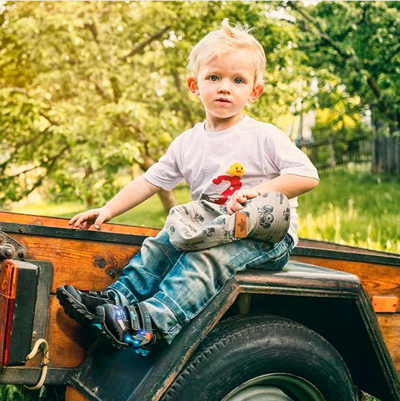 Niño sobre tractor con zapatillas LICO